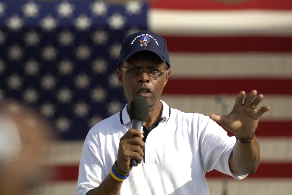 Pro Football Hall of Famer Gale Sayers Thanks Troops at USO Show in Kuwait