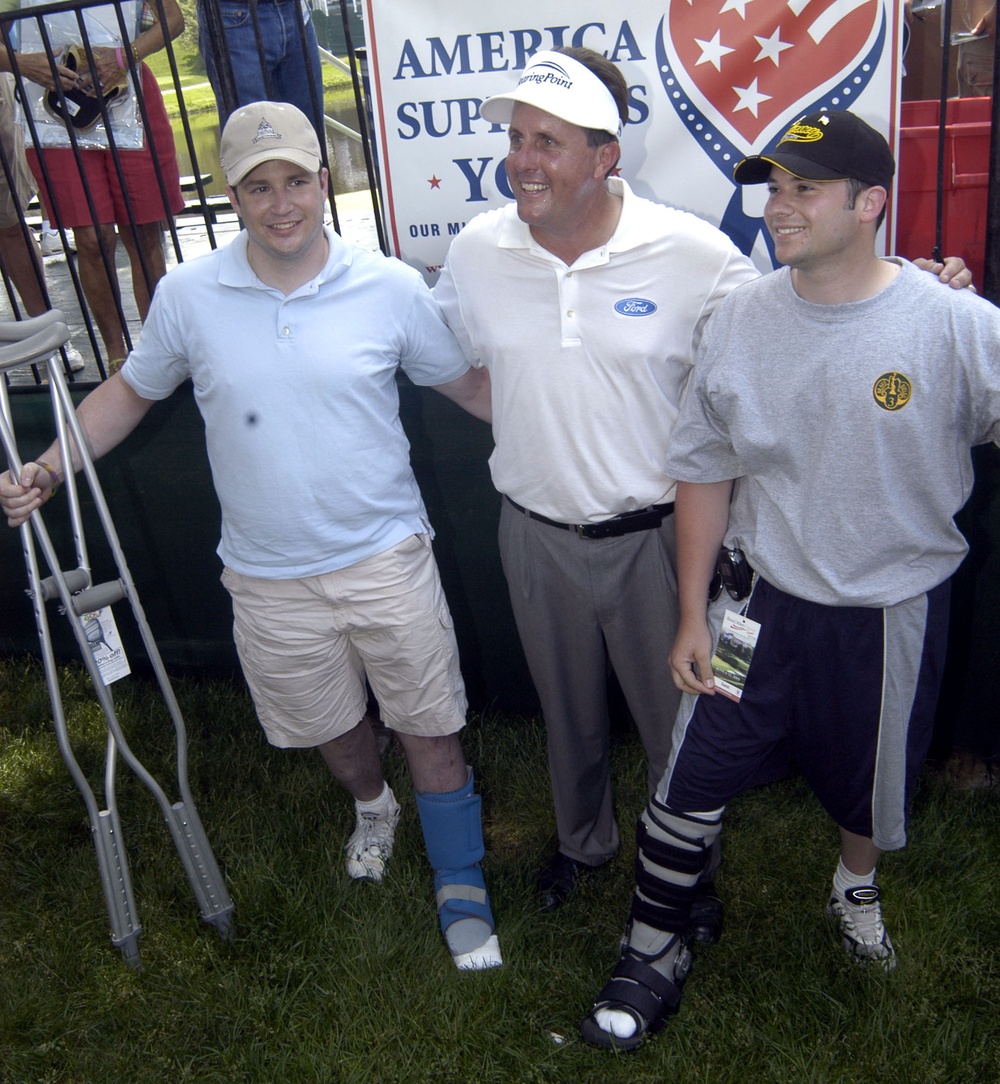 Mickelson Poses with Army Captains at Booz Allen Classic