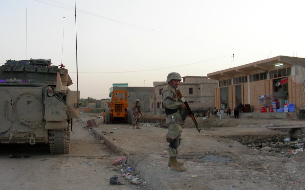 Iraqi, U.S. Troops Conduct Joint Patrol in Hit