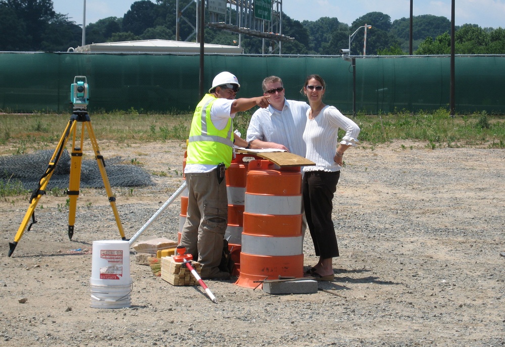 Designers of Pentagon Memorial Discuss Progress with Construction Worker