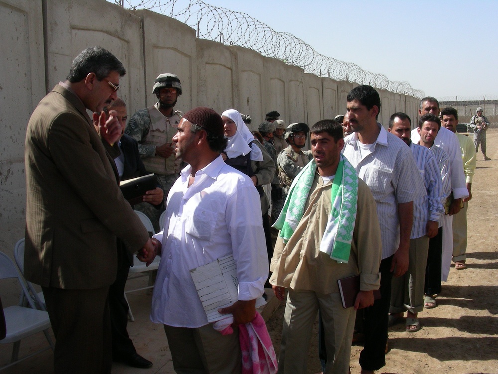Iraqi Deputy PM Visits Freed Abu Ghraib Detainees