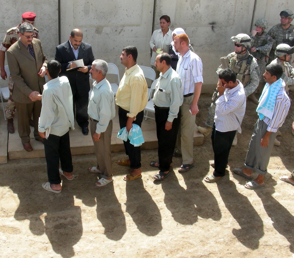 Iraqi Deputy PM Visits Freed Abu Ghraib Detainees