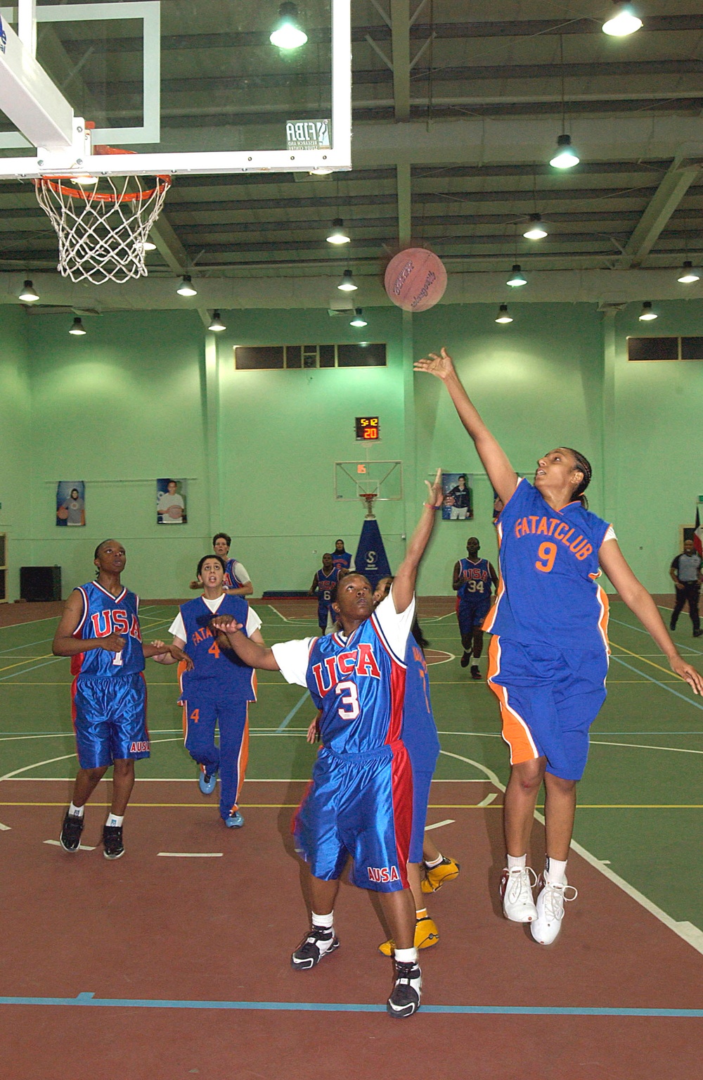 Kuwaiti Basketball Player Challenges American Opponent in Exhibition Match