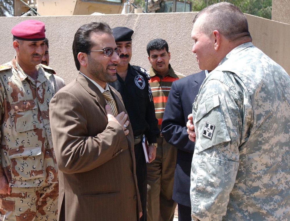 Army General Meets with Iraqi Provincial Governors in Baghdad