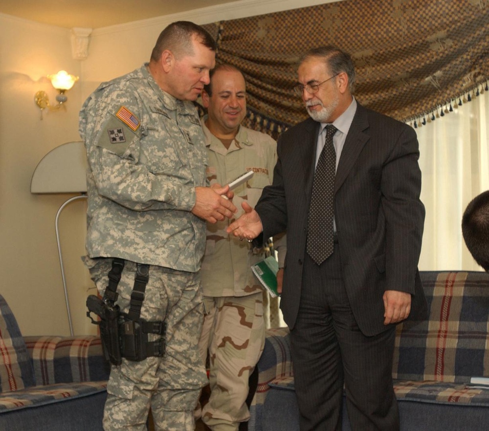Army General Meets with Iraqi Governors to Discuss Peaceful Iraq