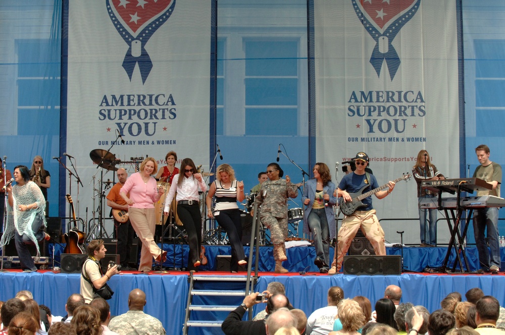 Gary Sinise and Lt. Dan Band Entertain Troops at Pentagon Concert