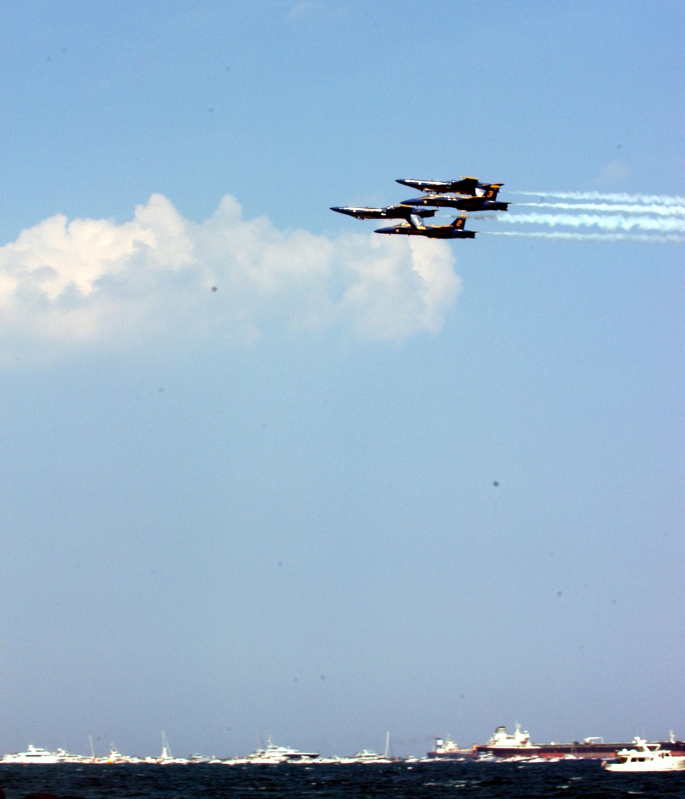 Navy Blue Angels Wow Crowds with Inverted Fly-By at Fort Lauderdale Air Show