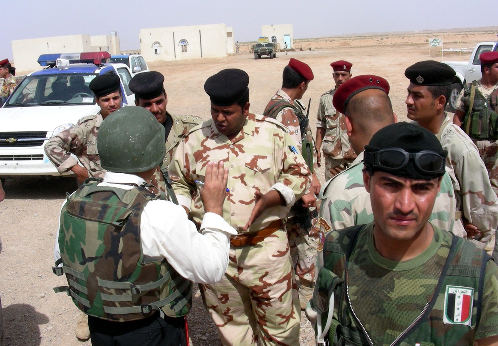 Iraqi Border Police Brief Reporters at Iran-Iraq Border Post