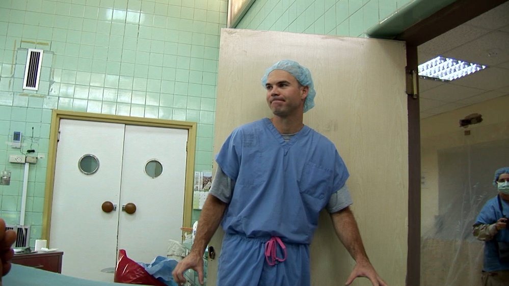 Army Doctor Prepares for Surgery in 'Baghdad ER' Documentary