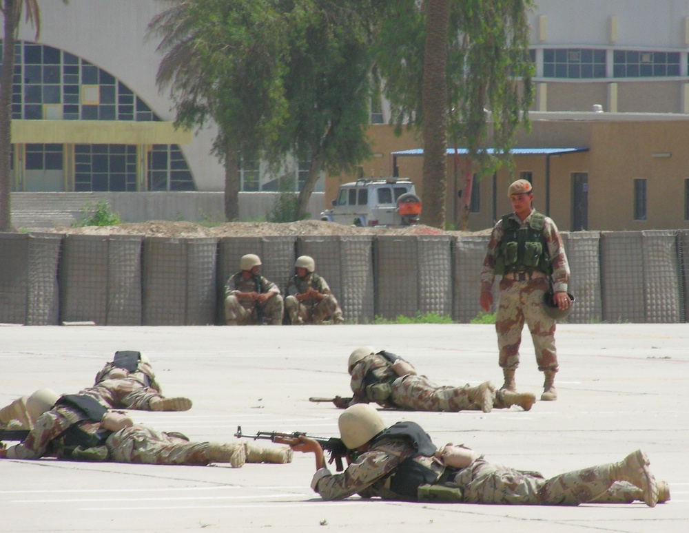 Cadets Train with NCOs at Iraqi Military Academy