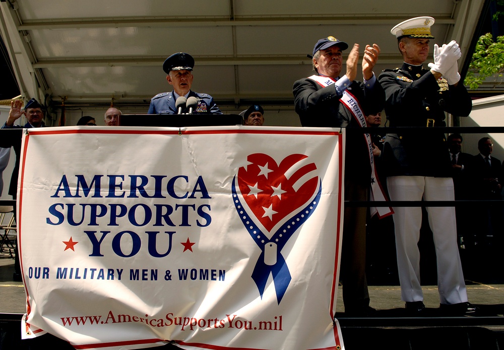 Daley, Pace Applaud Chicago's Memorial Day Parade