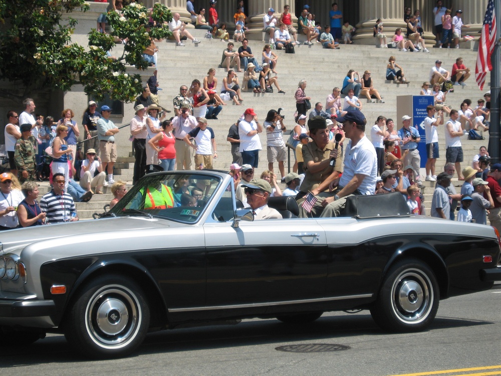 Gary Sinise Leads National Memorial Day Parade in Washington