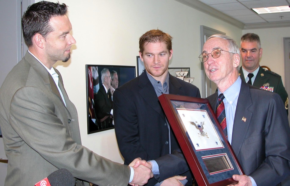 Capitals Goalie Kolzig Accepts Pentagon Plaque