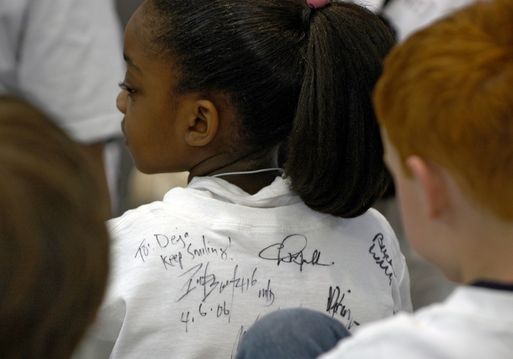 Deja King Meets USA Basketball Team at Pentagon Athletic Center