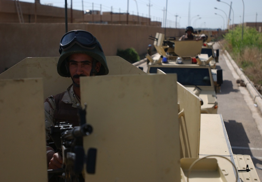 Iraqi Military Police Prepare Positions in New Polish Vehicles