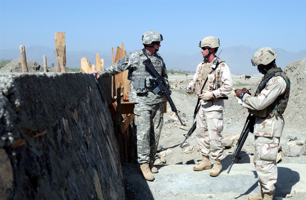 Army Officers Discuss Dam Project in Afghanistan