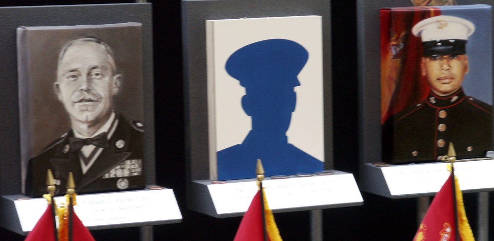 Silhouettes Honor Missing Servicemembers at 'Faces of the Fallen' Exhibit