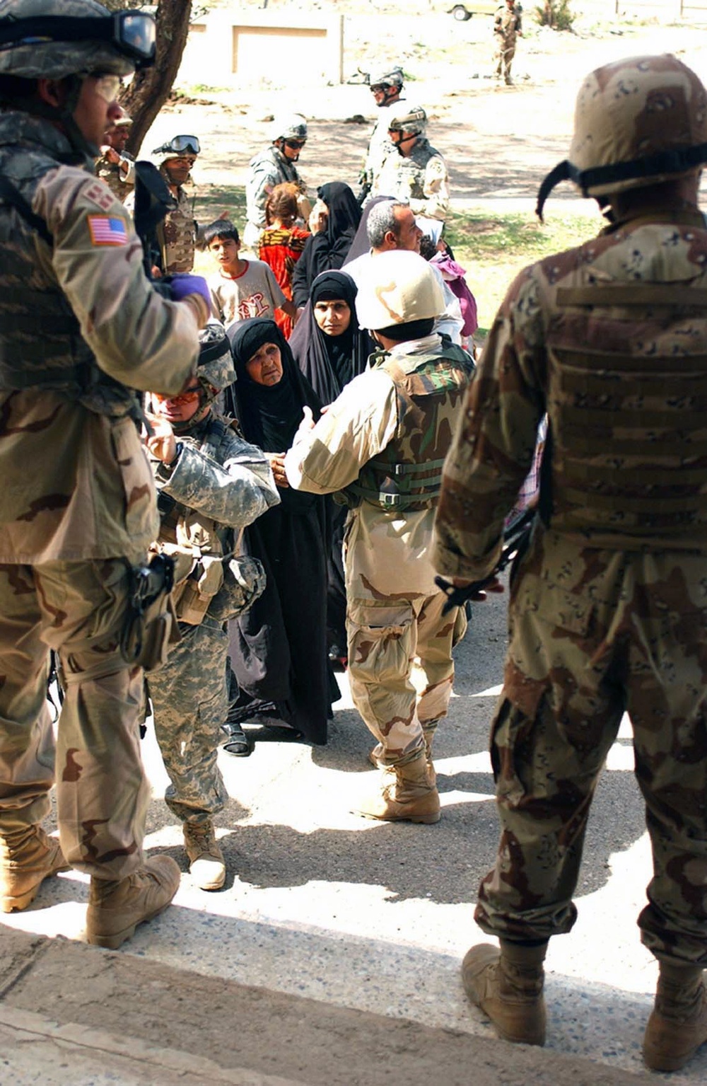 Iraqi, U.S. Troops Provide Medical Care to Local Residents