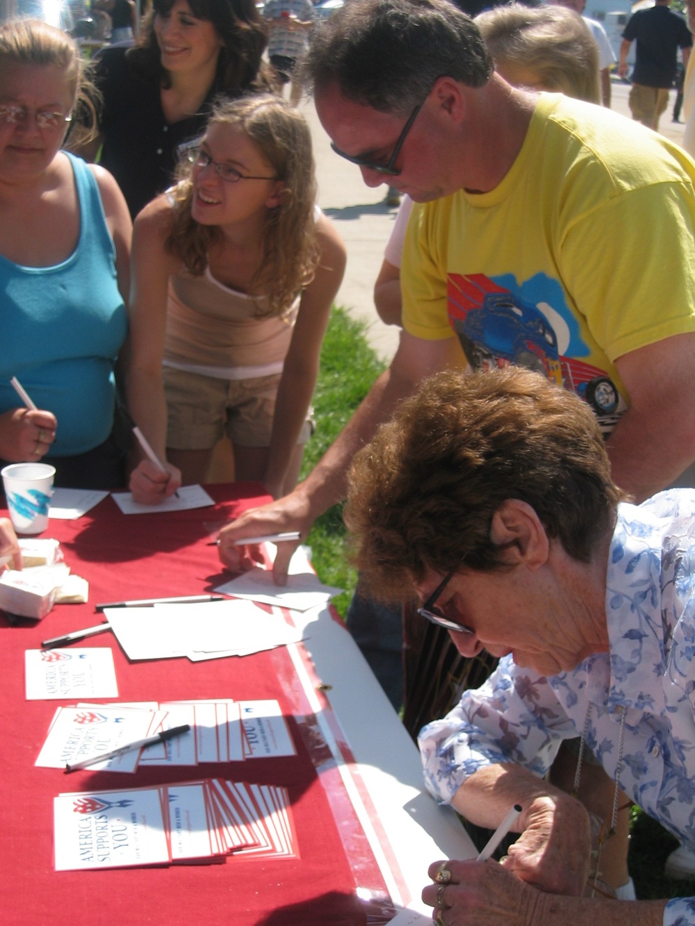 Festivalgoers Write Messages of Support for Troops Overseas