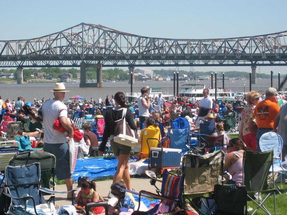 Hundreds of Thousands Gather for 'Thunder Over Louisville' Kickoff to Kentucky Derby Festival