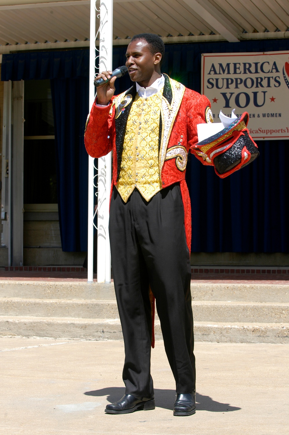 Ringling Brothers Circus Ringmaster Entertains Crowd at Pentagon Courtyard