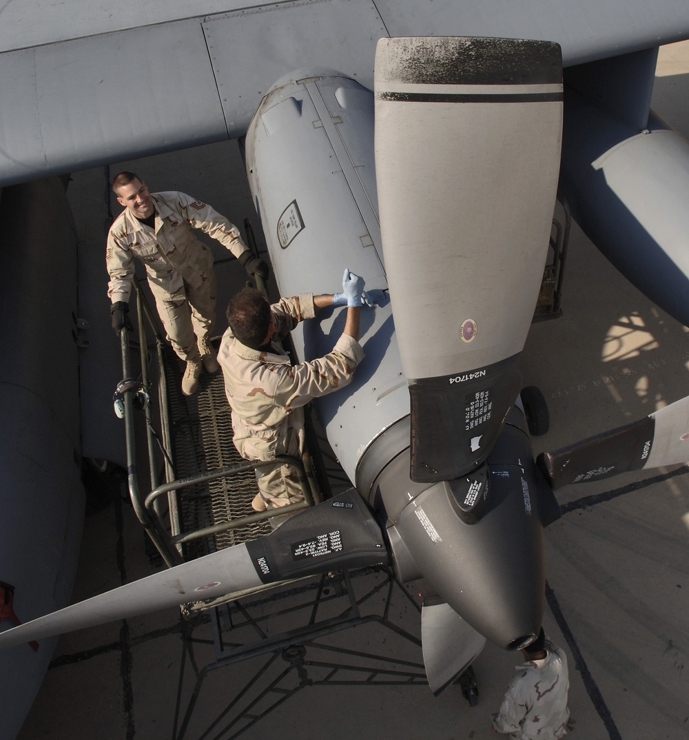 U.S. Air Force Trains Iraqi Air Force Crew Chiefs on C-130 Maintenance