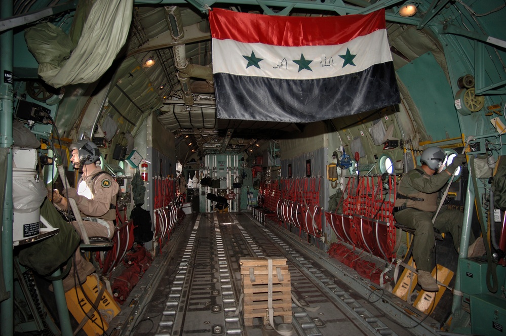 Iraqi, U.S. Airmen Vigilant During Cargo Flight