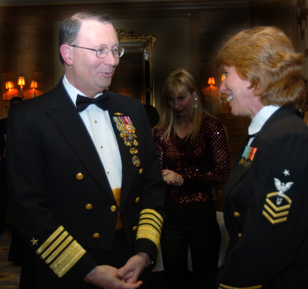 Navy Vice Chairman Honors Senior Chief Petty Officer for Volunteer Work