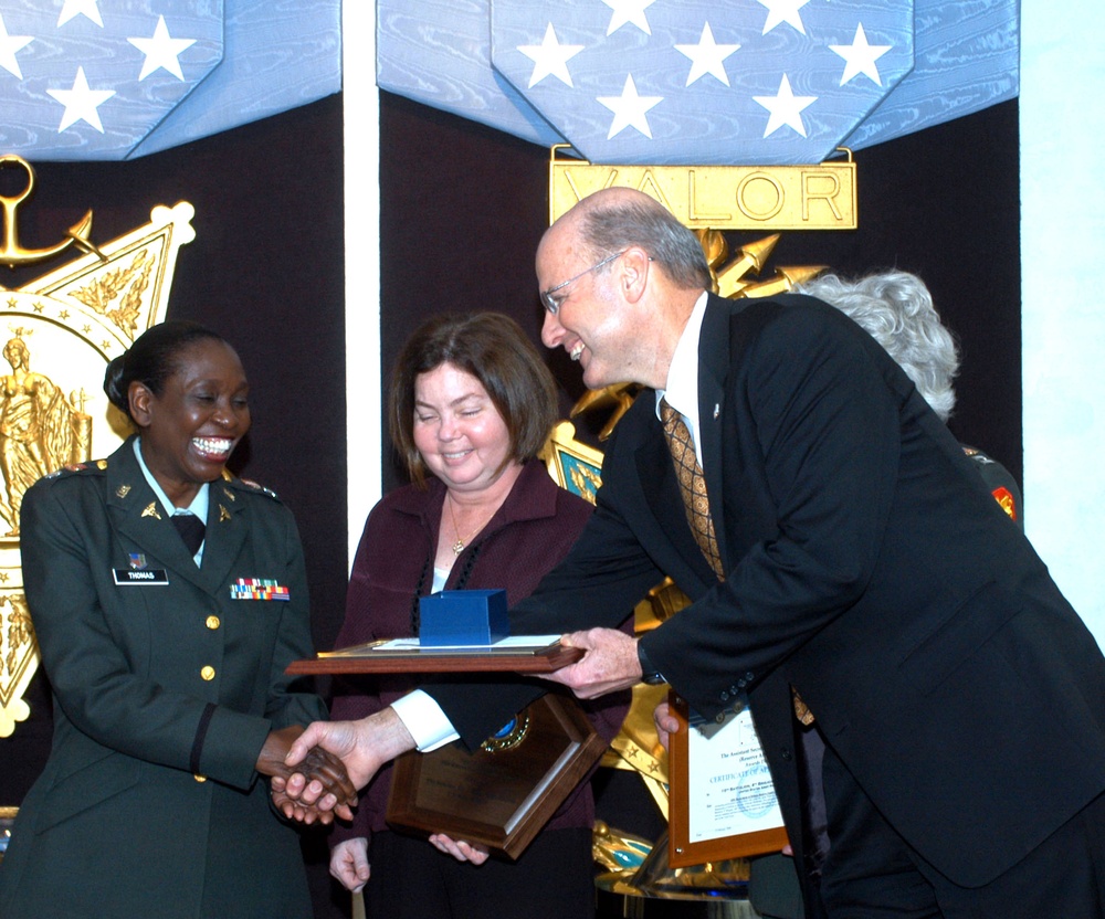 Military Officers Association Honors Army Reserve Commander