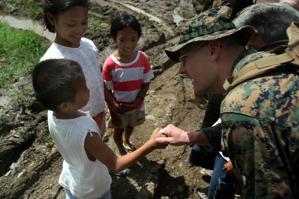 Marine Gunnery Sgt. Connects with Children in Disaster-Stricken Philippines