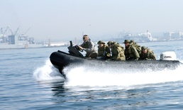 U.S. Marine Instructor Trains Japanese Soldiers in Amphibious Operations