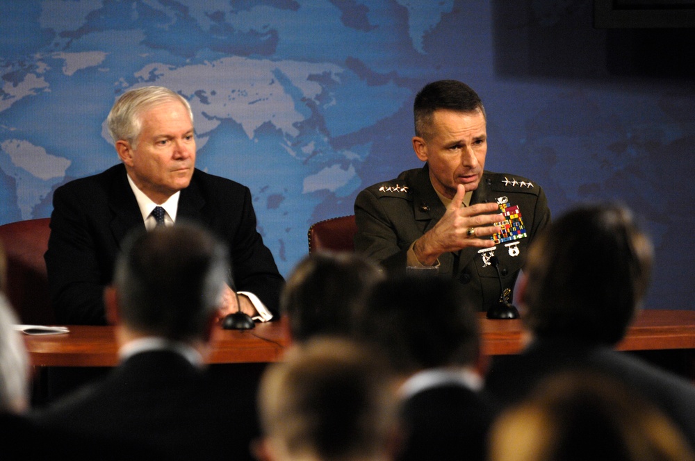 Gates, Pace Address Media at Pentagon