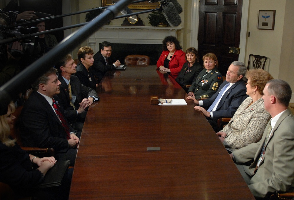Bush Meets with &quot;America Supports You&quot; Troop-Support Groups