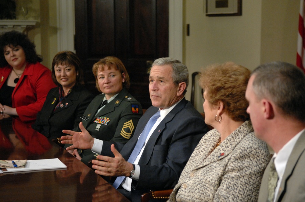 Bush Meets with &quot;America Supports You&quot; Troop-Support Groups