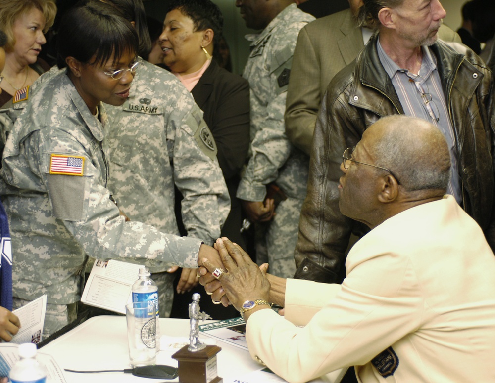 Trailblazing Army General Meets NFL Legend at Black History Month Event