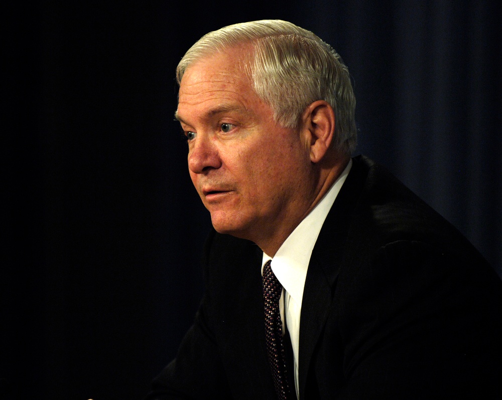 Gates Addresses Pentagon Reporters in Roundtable Discussion
