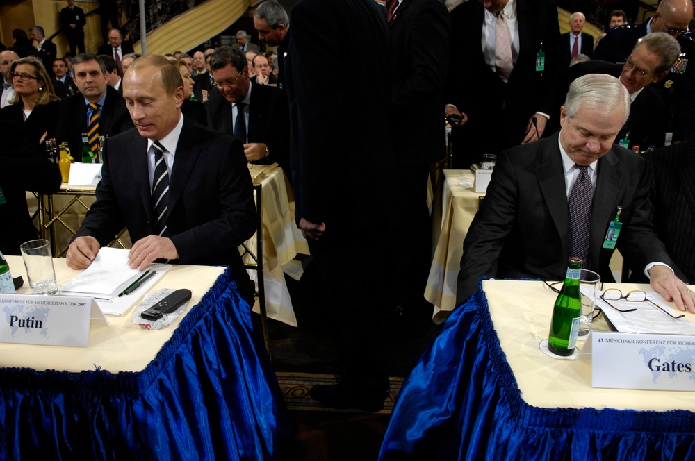 Defense Secretary Gates and Russian President Putin Meet at Security Conference