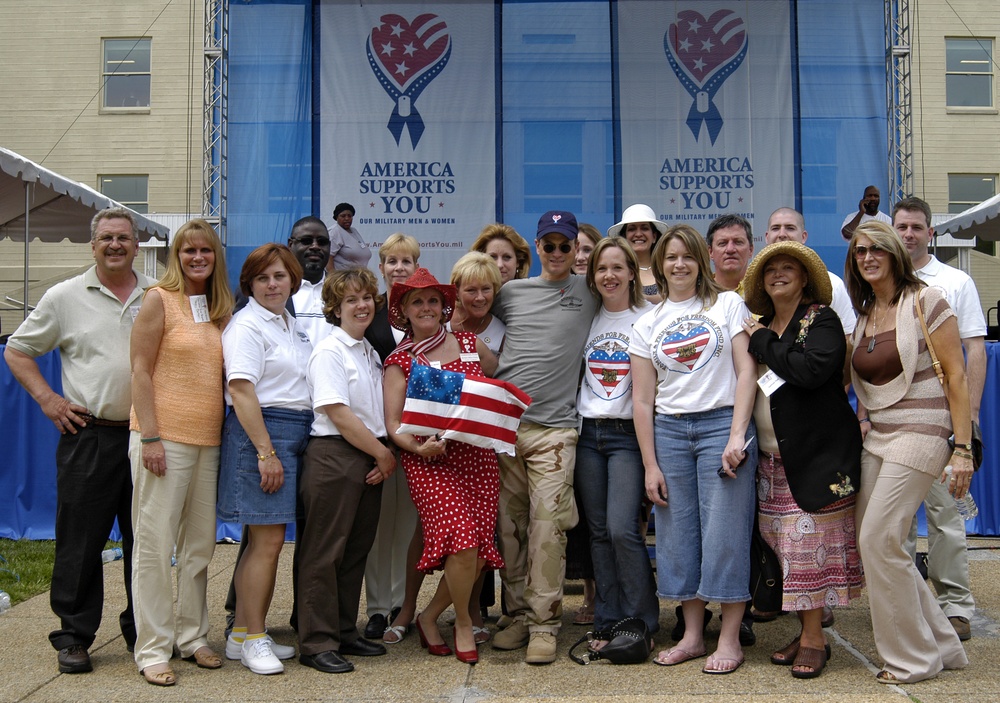 Gary Sinise Joins &quot;America Supports You&quot; Grassroots Group for Pentagon Concert