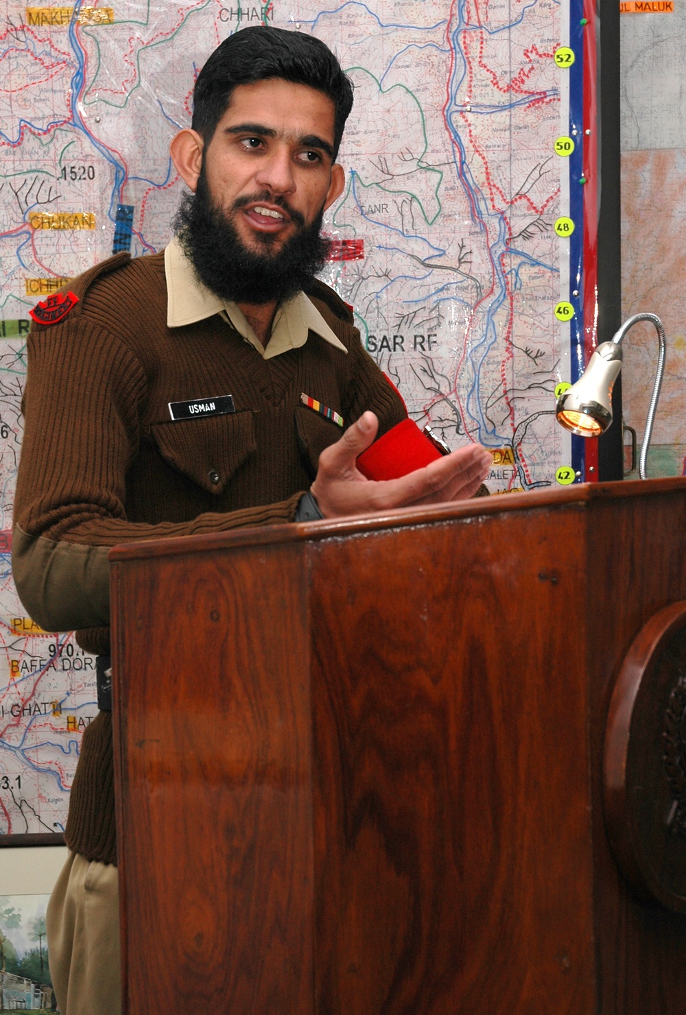 JLA Instructor Briefs Afghan, U.S. NCOs on Training Ideas in Pakistan