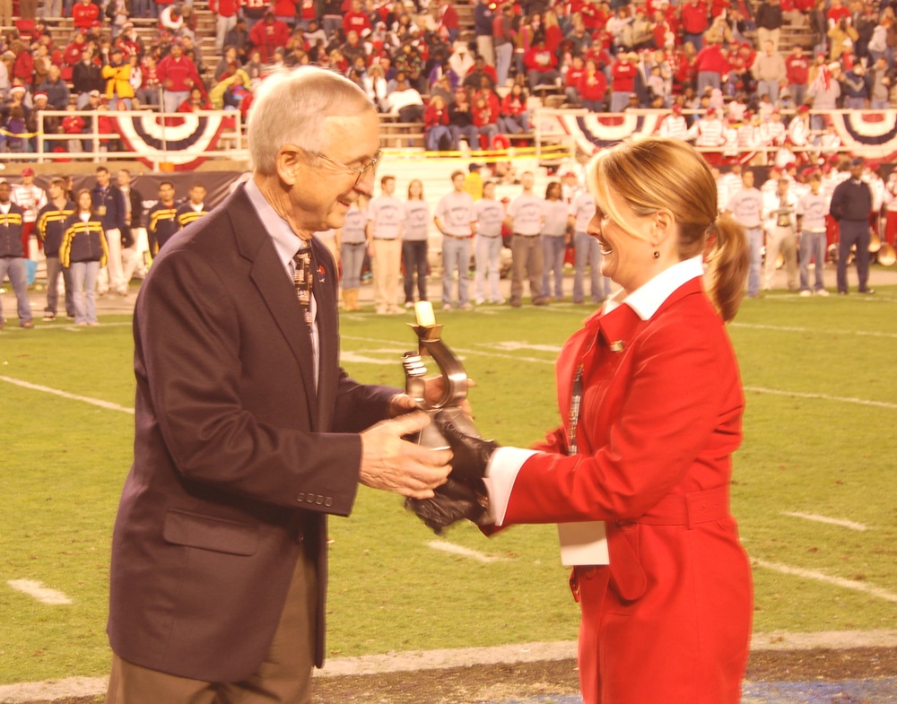 Deputy Defense Secretary Receives Patriot Award at Armed Forces Bowl