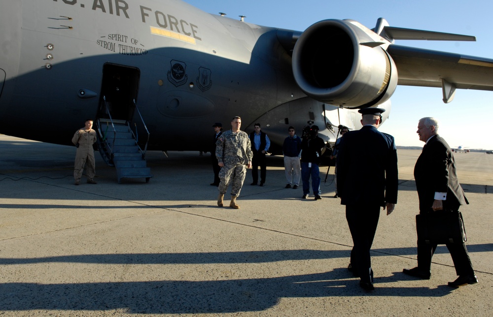 New Defense Secretary Gates Visits Iraq Amid Ongoing Conflict
