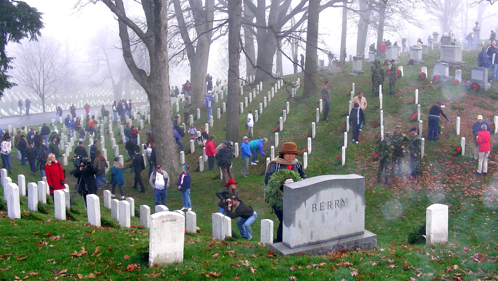 Volunteers Honor Veterans with Wreath Laying at Arlington National Cemetery