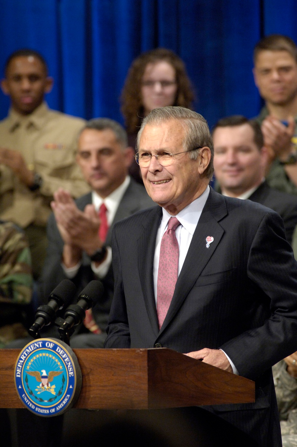 Rumsfeld Receives Rousing Farewell at Pentagon Town Hall