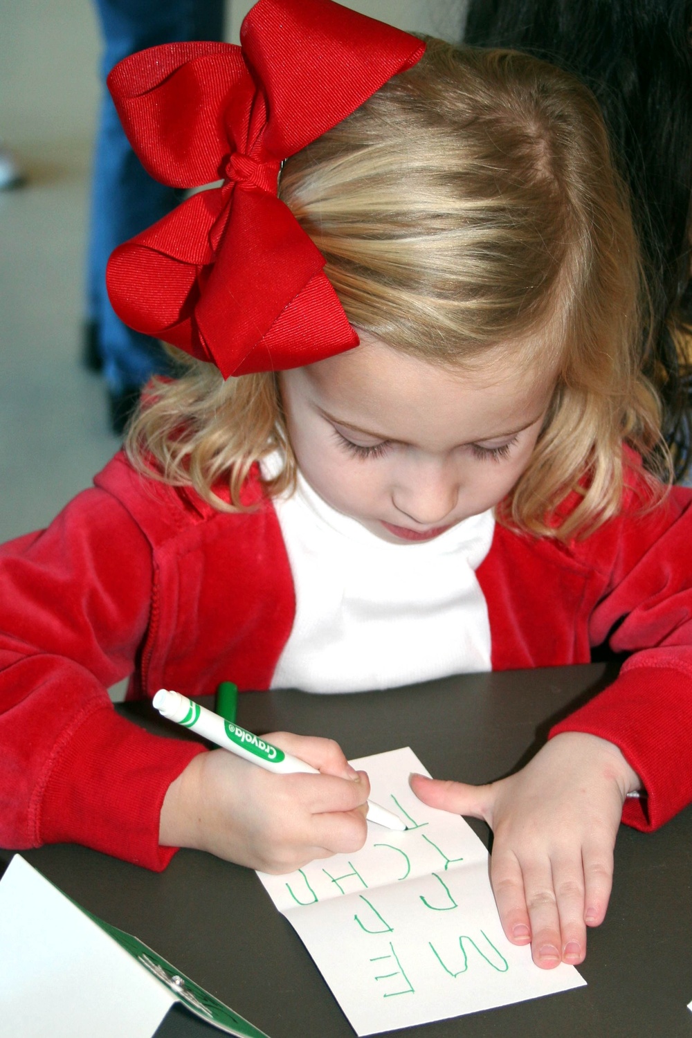 Young Cheerleader Creates Card for Servicemembers at Competition