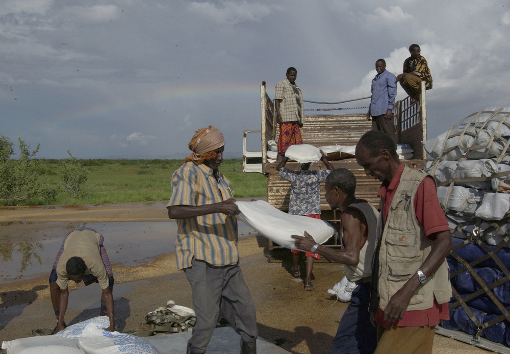 Ethiopians Unload Humanitarian Aid at Gode Airport