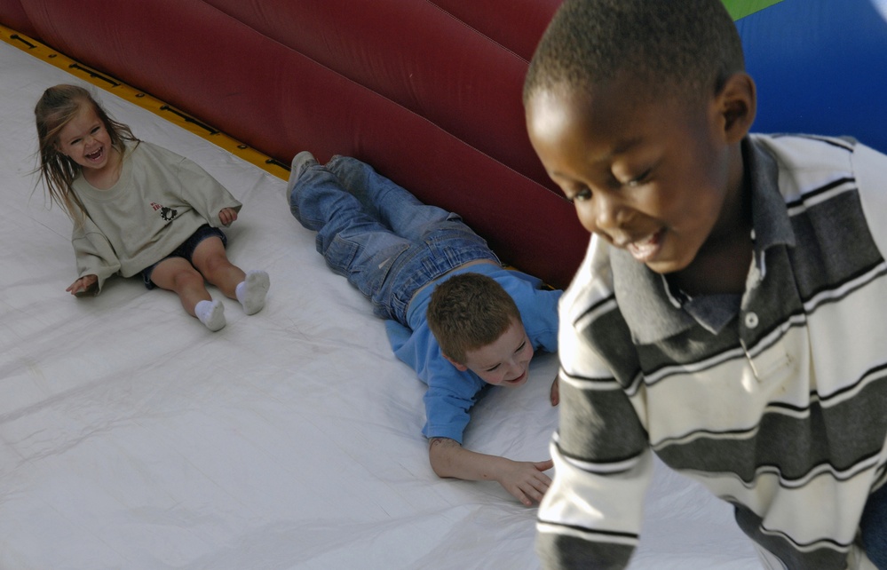 Joyful Homecoming: Children Delight at 101st Airborne Division Picnic