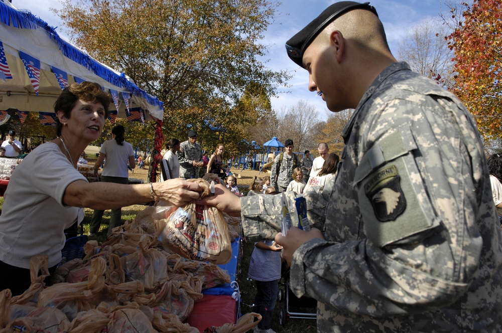 Kraft Foods Employee Welcomes Home Soldiers with Snack Bags