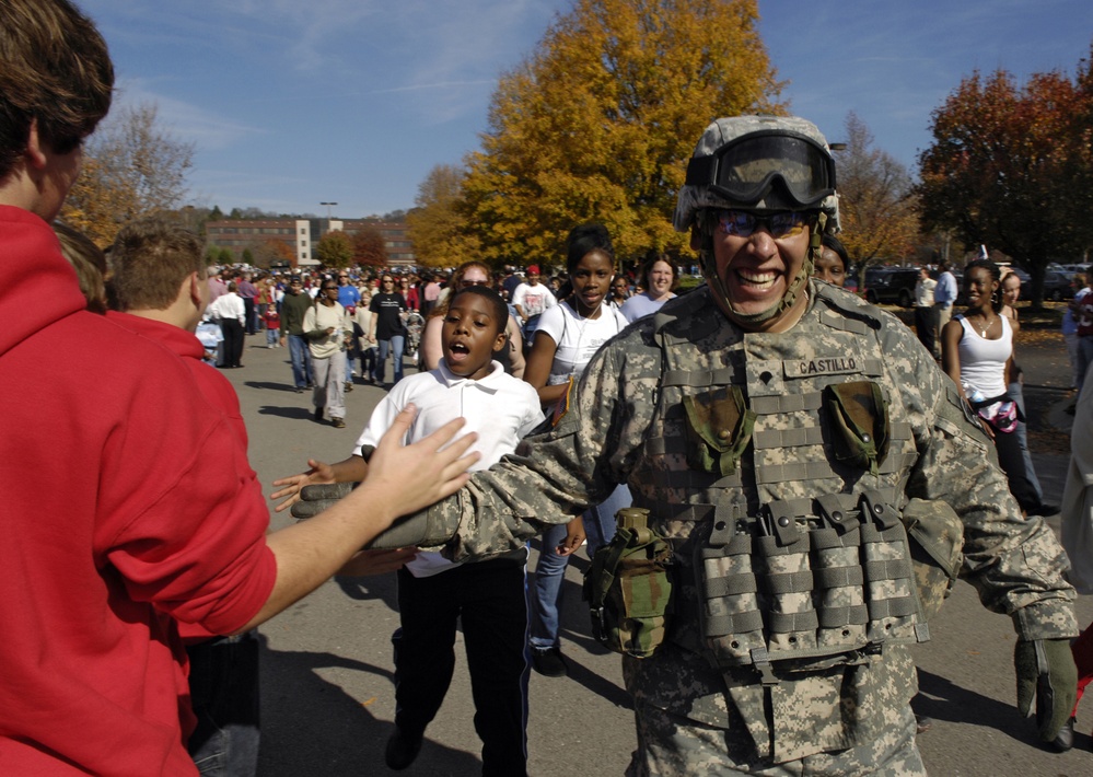 Soldier Connects with Crowd at 'Welcome Home' Parade
