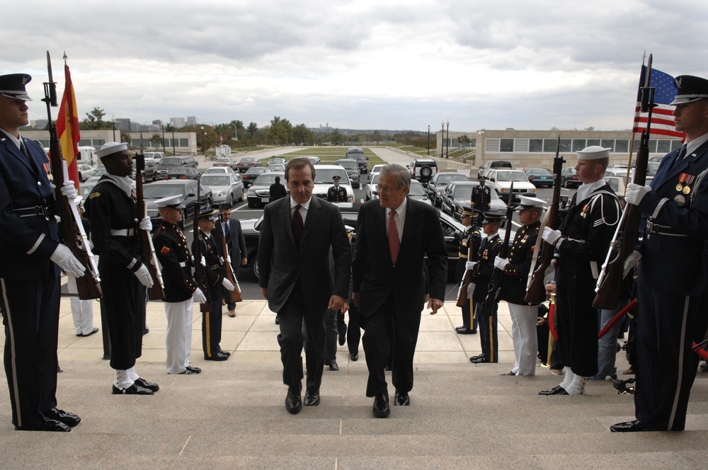 Rumsfeld Discusses NATO, Afghanistan With Spain’s Defense Minister