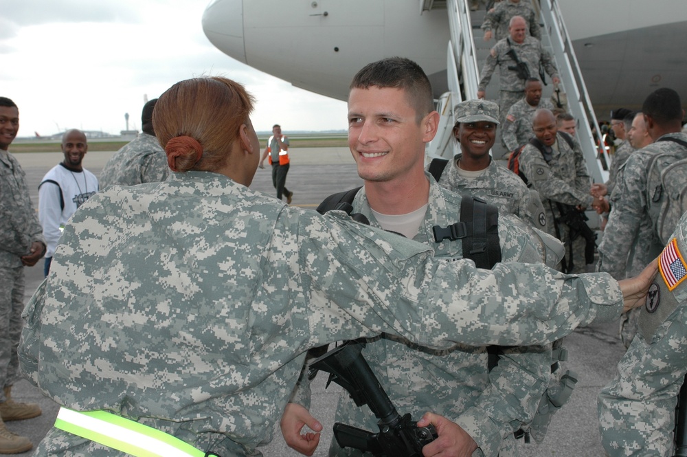 Soldiers Reunited at Indianapolis Airport After Iraq Deployment